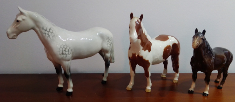 Lote de tres figuras de caballos de porcelana